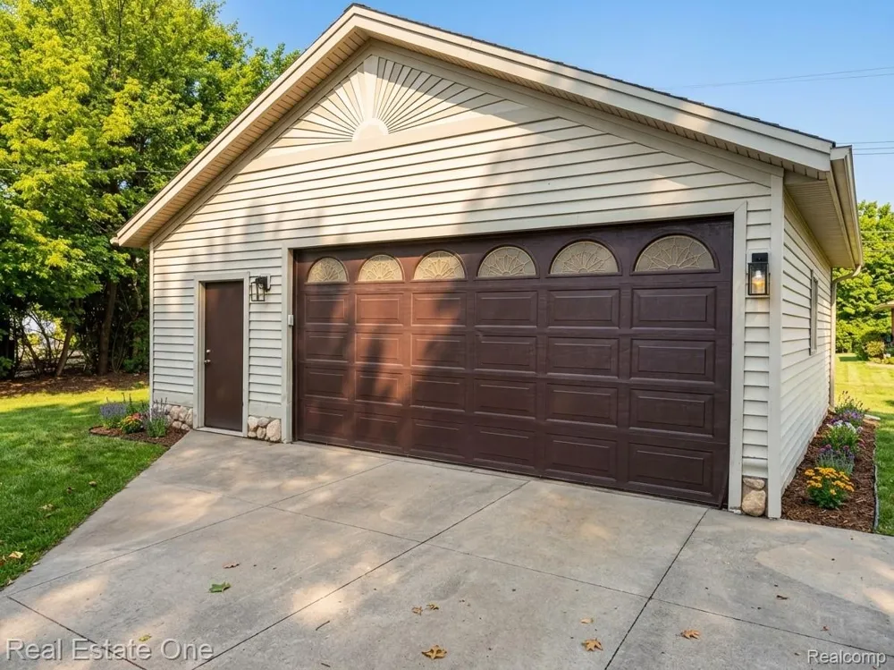2061 Inkster Road Garden City City, MI 48135