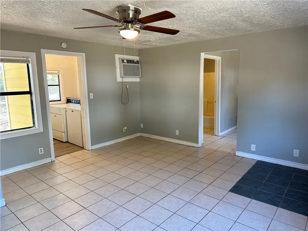 207 Davis #C Bryan, TX 77801
