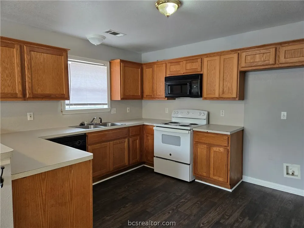 1742 Rock Hollow Loop Bryan, TX 77807