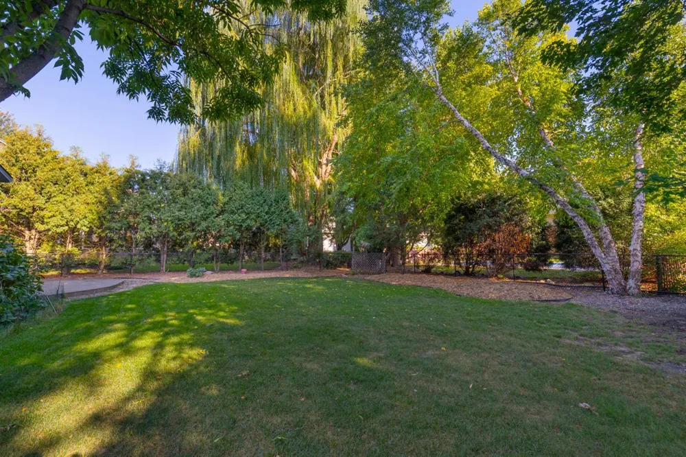 8818 Belvedere Drive Eden Prairie, MN 55347