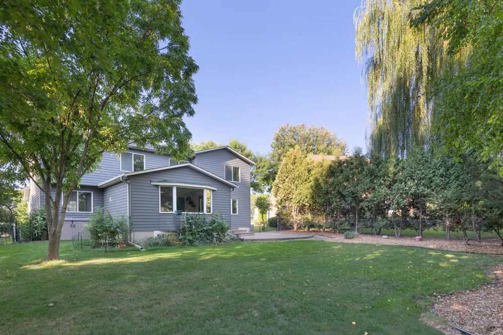 8818 Belvedere Drive Eden Prairie, MN 55347