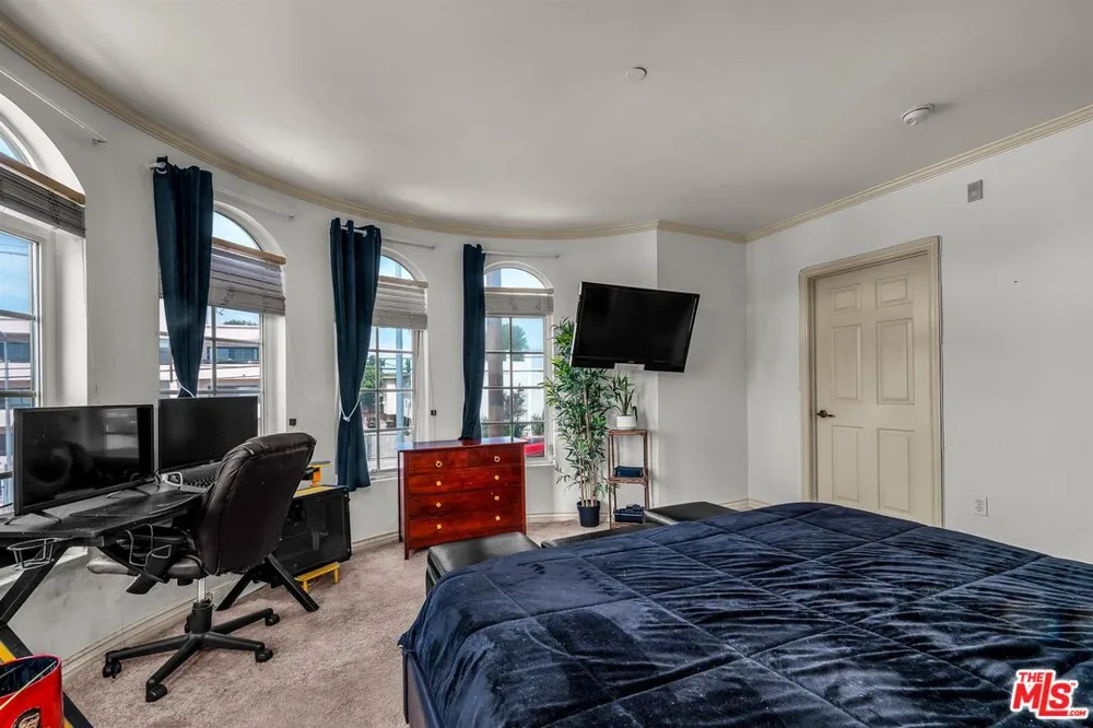 4832 Whitsett Avenue Valley Village, CA 91607