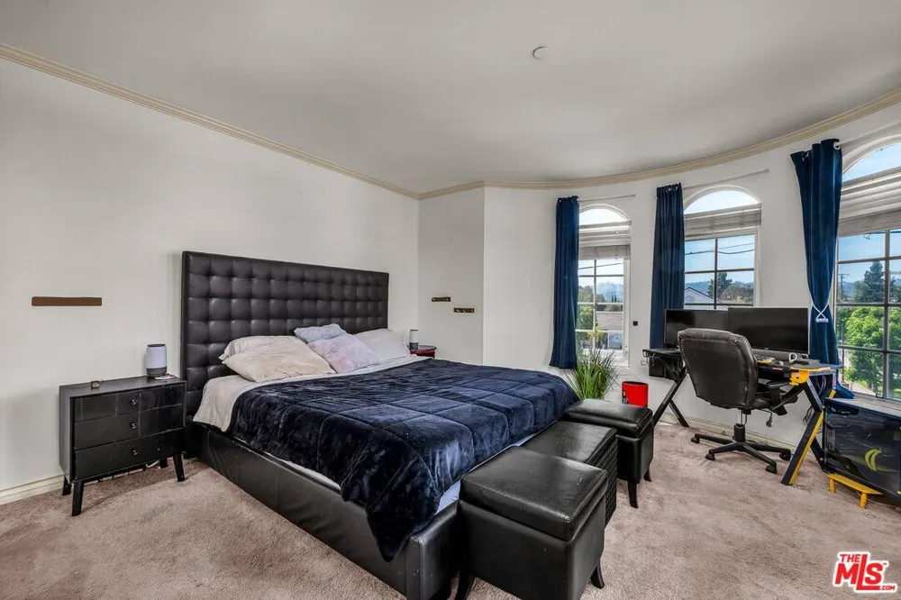 4832 Whitsett Avenue Valley Village, CA 91607
