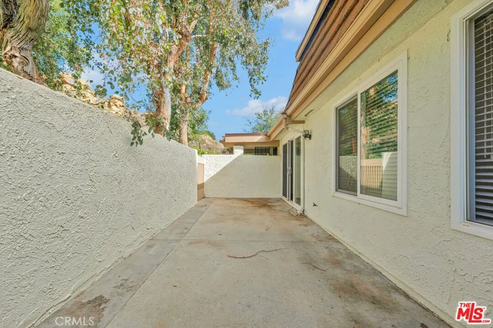 10215 Larwin Los Angeles, CA 91311