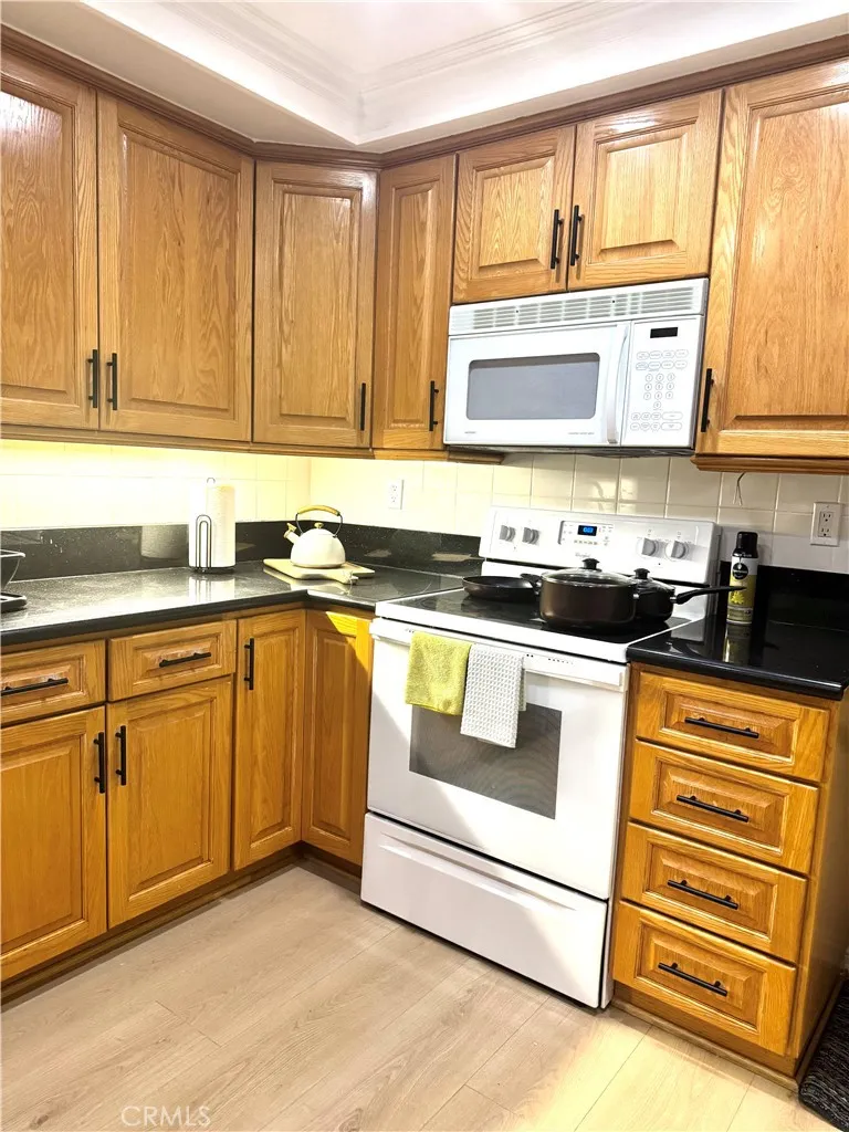 10215 Larwin Los Angeles, CA 91311