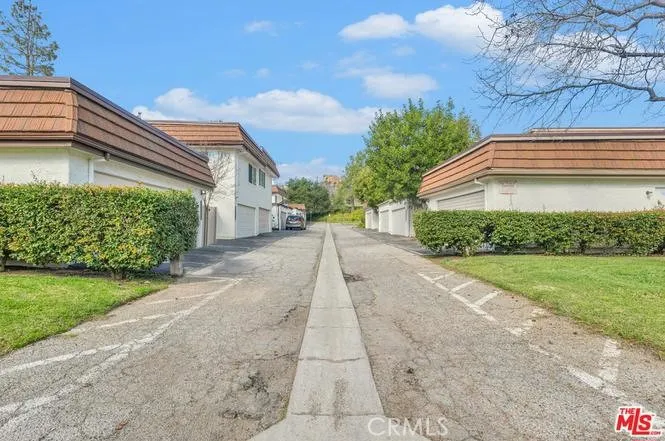 10215 Larwin Los Angeles, CA 91311