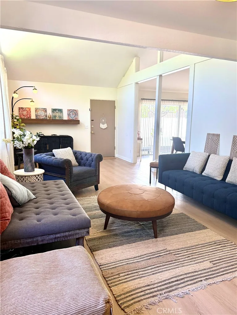 10215 Larwin Los Angeles, CA 91311