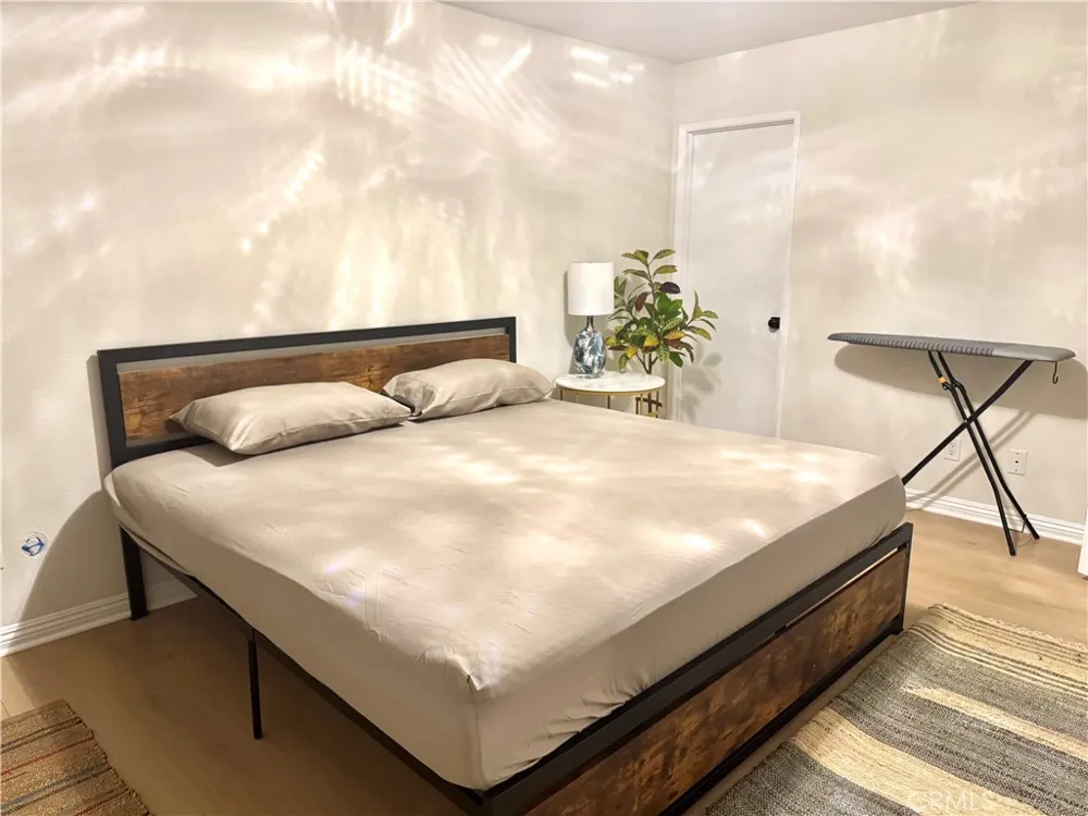 10215 Larwin Los Angeles, CA 91311