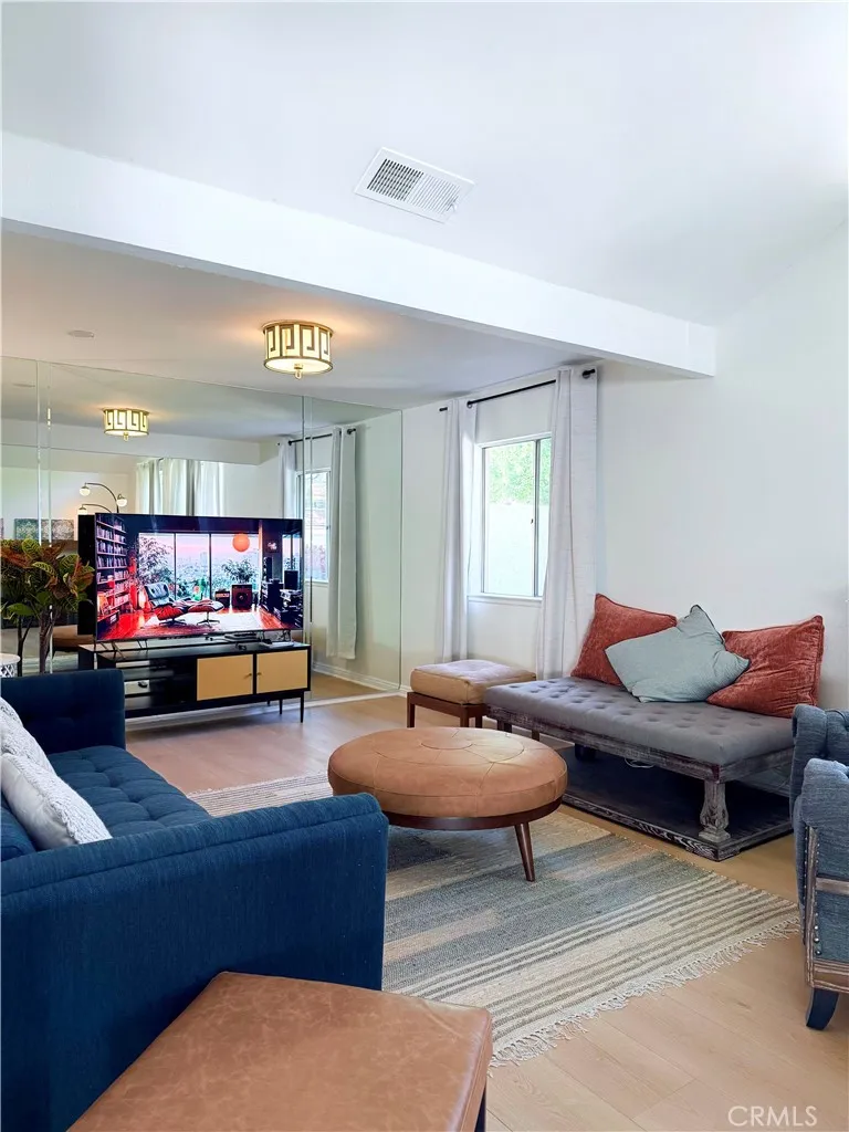 10215 Larwin Los Angeles, CA 91311