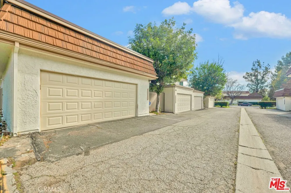 10215 Larwin Los Angeles, CA 91311