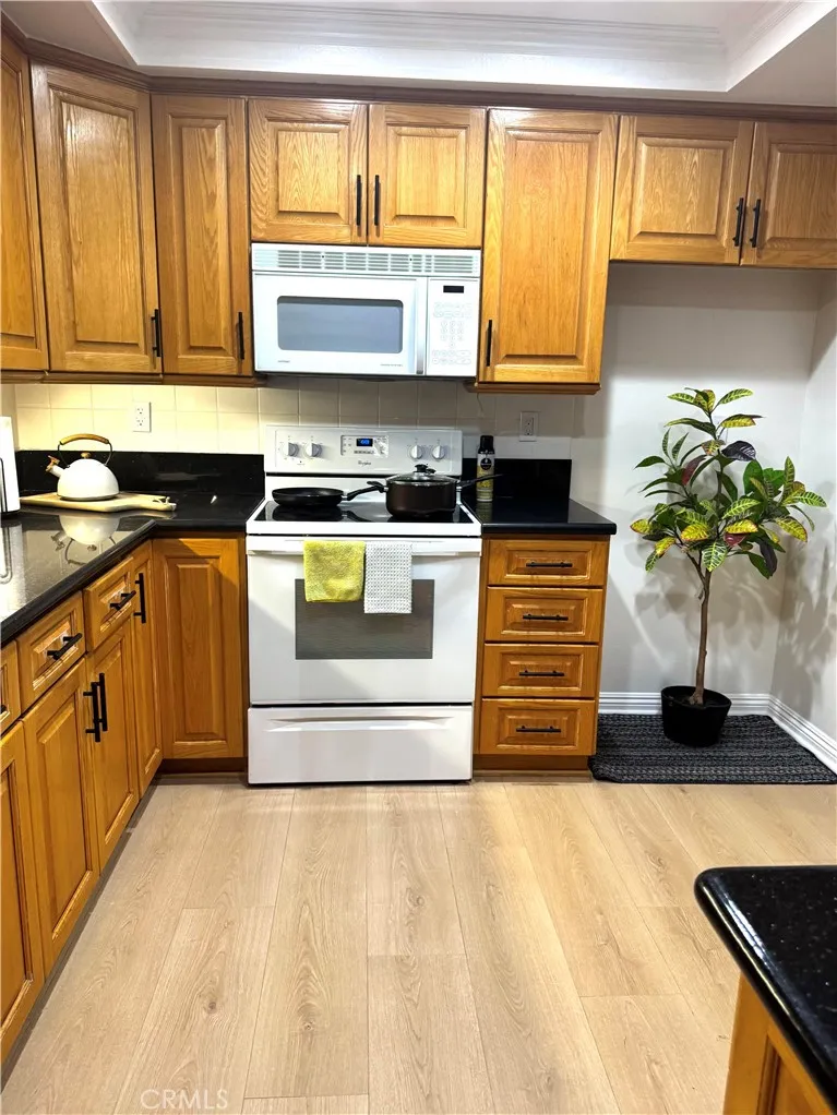 10215 Larwin Los Angeles, CA 91311