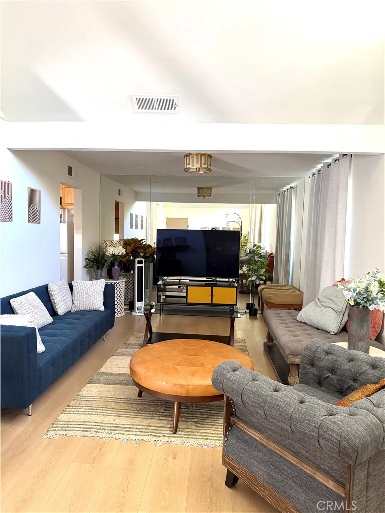 10215 Larwin Los Angeles, CA 91311