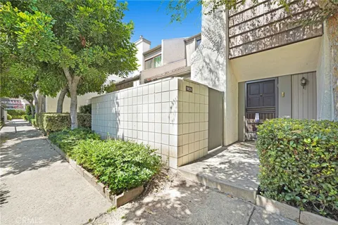 582 W Huntington Dr #M