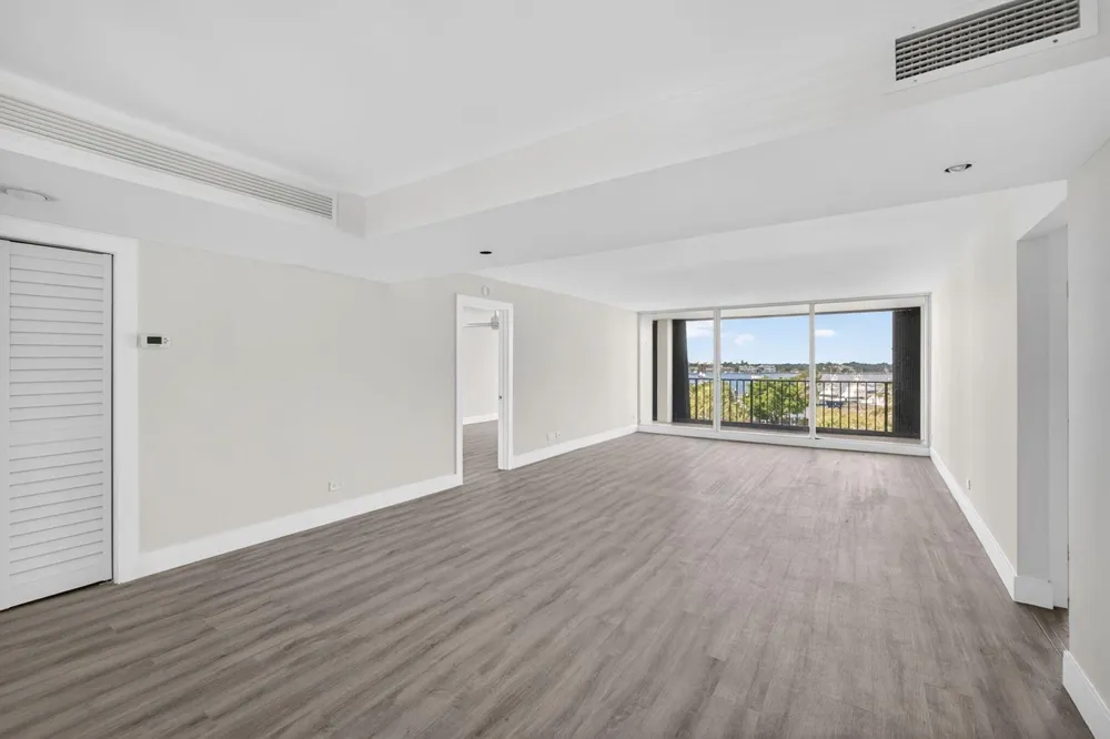 136 LAKESHORE DRIVE #511 North Palm Beach, FL 33408