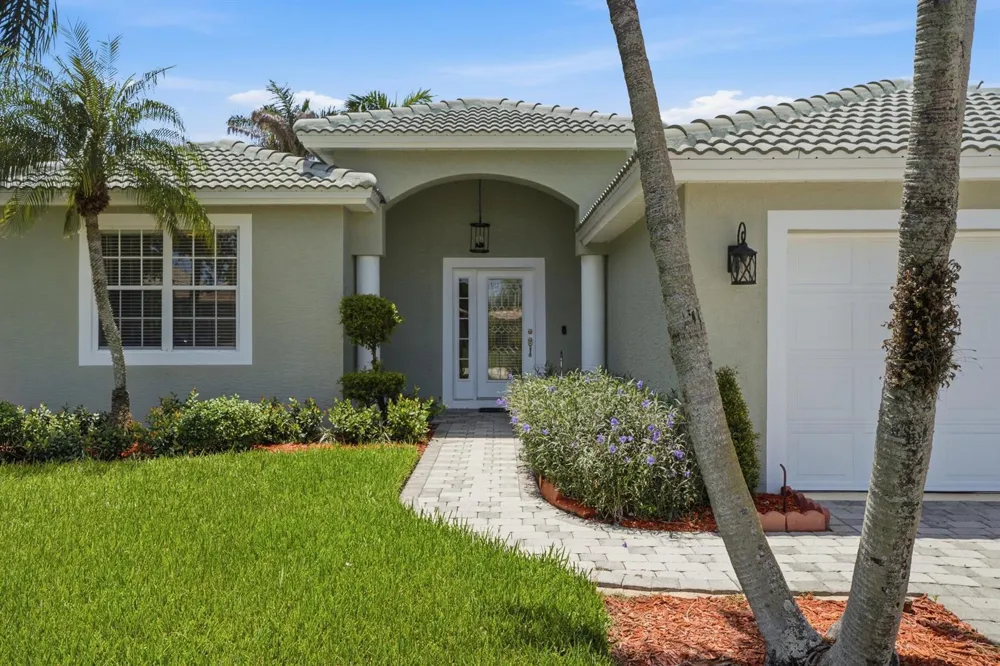 562 NW WAVERLY CIRCLE Port St. Lucie, FL 34983