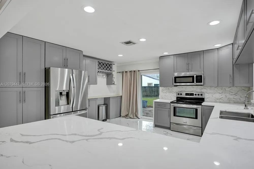 8350 NW 15th Ct Coral Springs, FL 33071