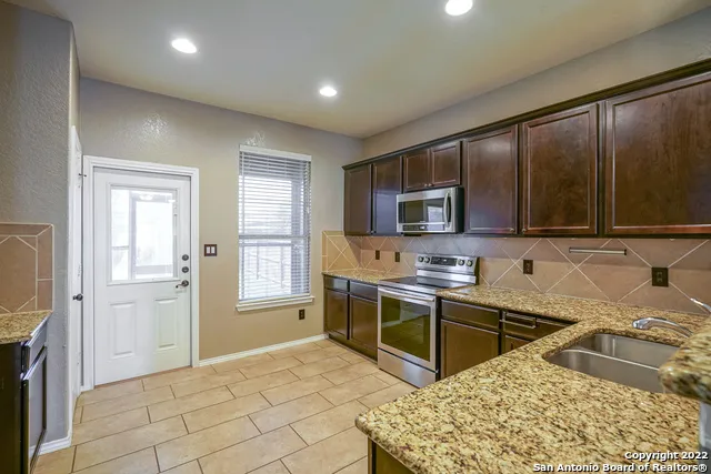 425 AUBURN PARK Selma, TX 78154