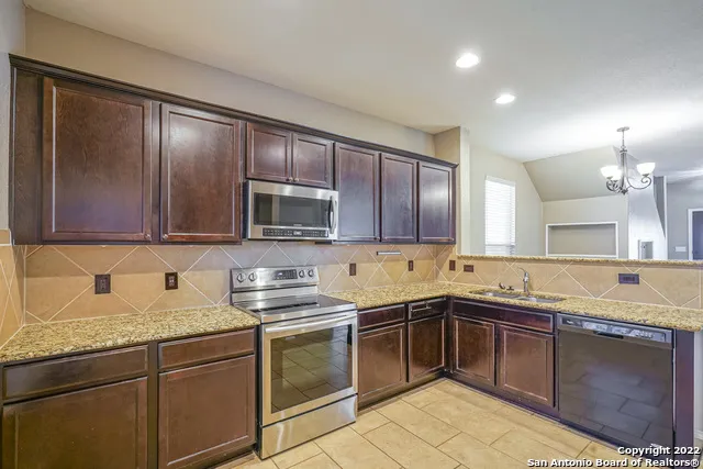 425 AUBURN PARK Selma, TX 78154