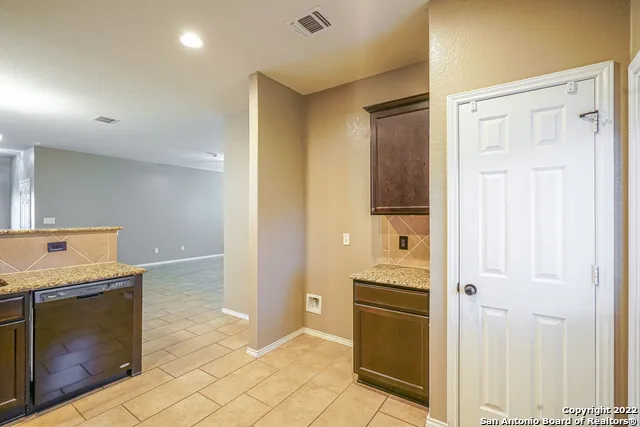 425 AUBURN PARK Selma, TX 78154