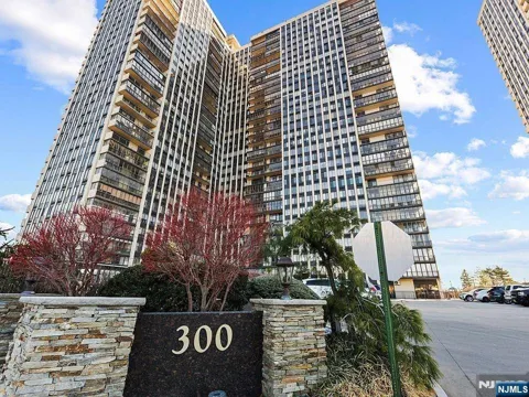 300 WINSTON Drive 616