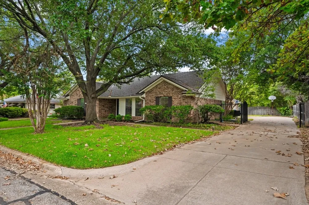 4604 Clay Court Lane Arlington, TX 76017