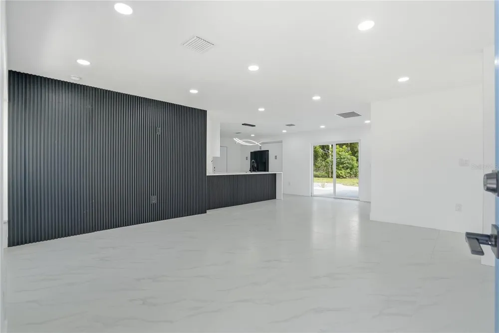 8011 FOUNTAIN AVENUE Tampa, FL 33615