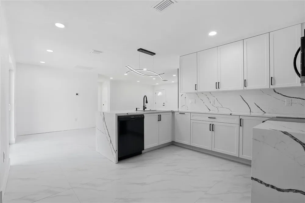 8011 FOUNTAIN AVENUE Tampa, FL 33615