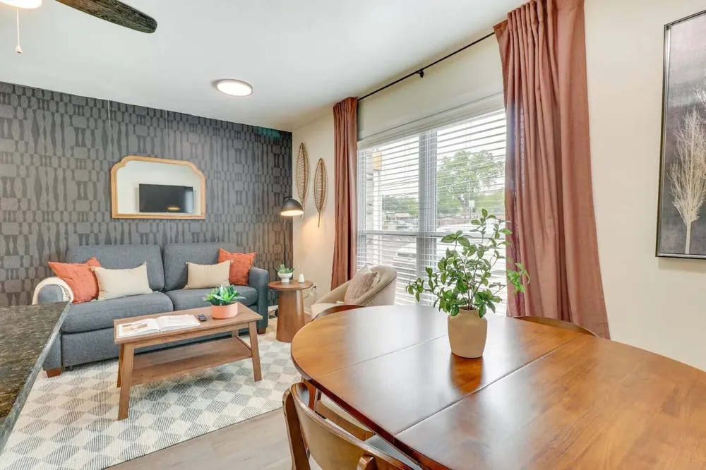 2401 Manor rd #129 Austin, TX 78722