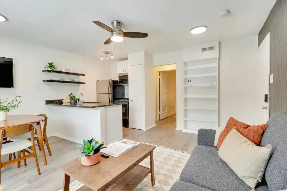 2401 Manor rd #129 Austin, TX 78722