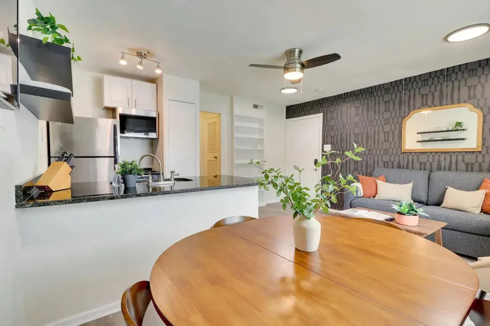2401 Manor rd #129 Austin, TX 78722