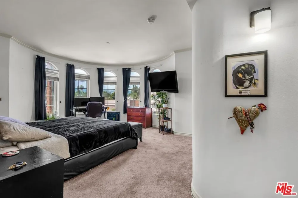 4832 Whitsett Avenue #202 Valley Village, CA 91607