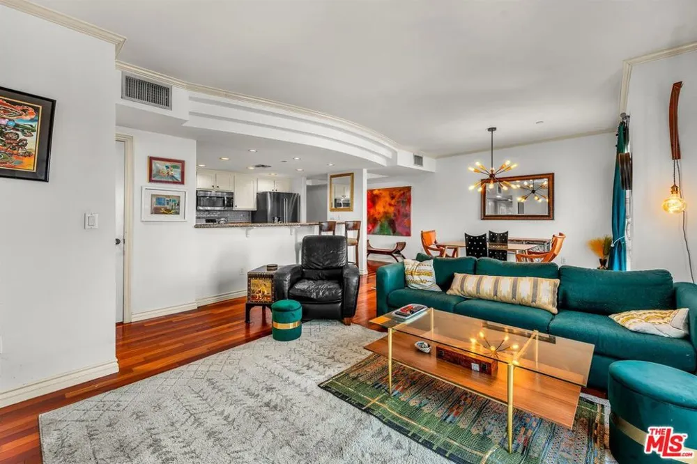4832 Whitsett Avenue #202 Valley Village, CA 91607