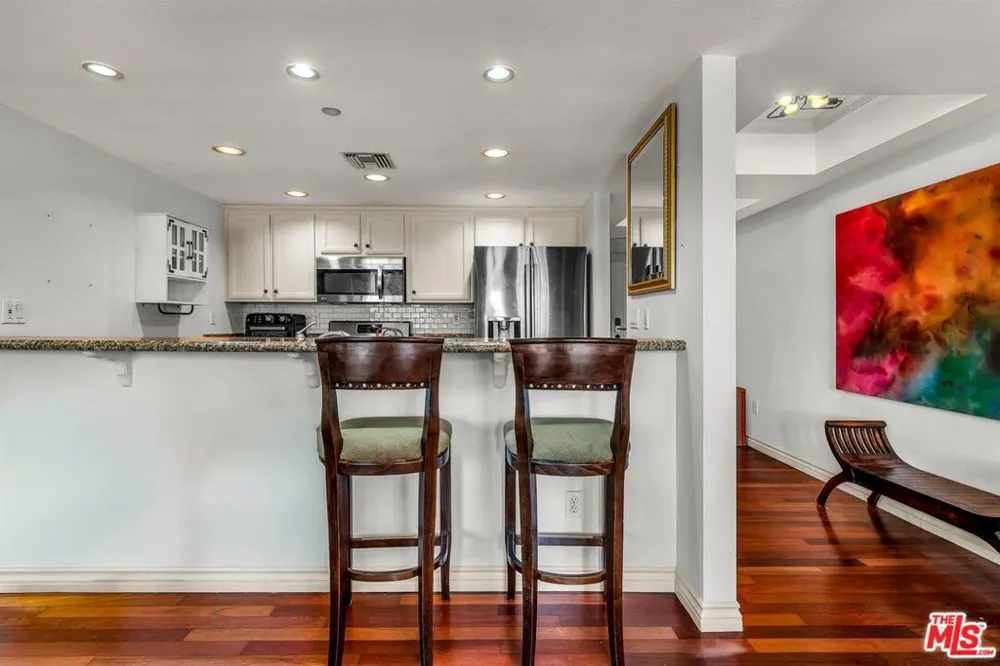 4832 Whitsett Avenue #202 Valley Village, CA 91607