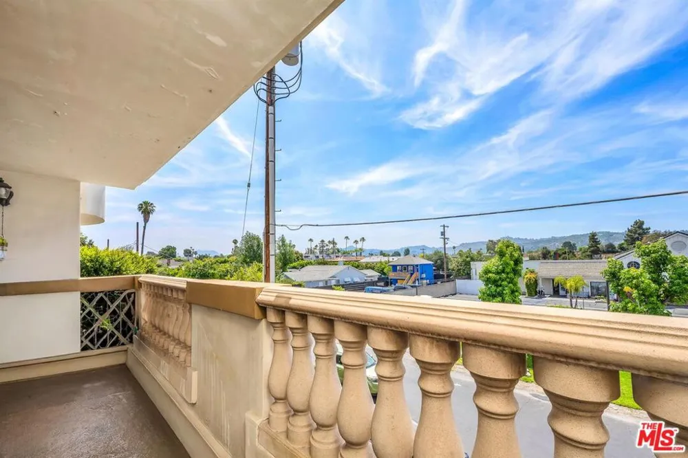 4832 Whitsett Avenue #202 Valley Village, CA 91607