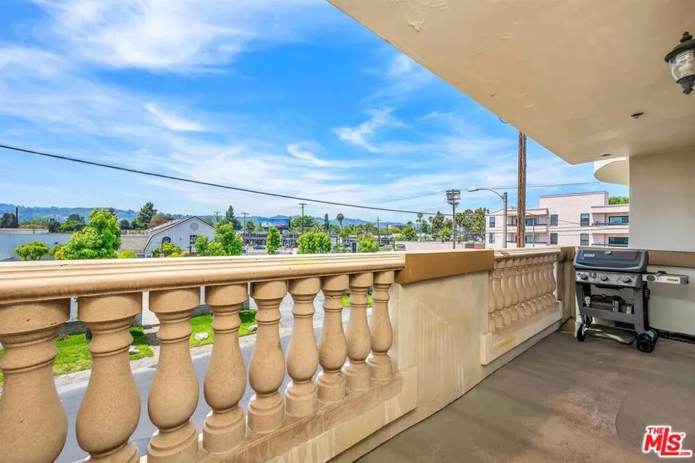 4832 Whitsett Avenue #202 Valley Village, CA 91607