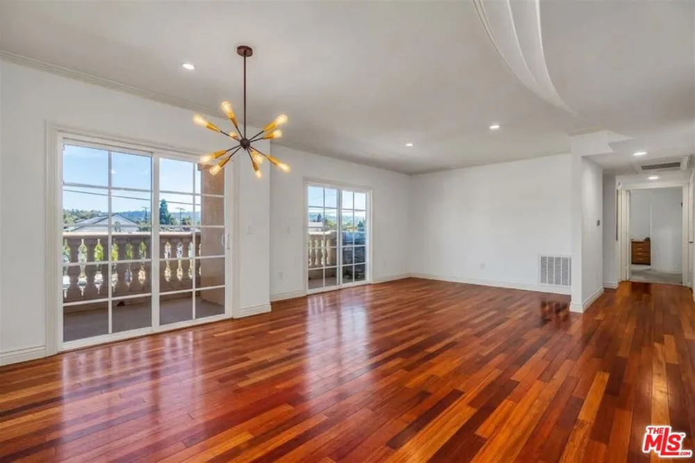4832 Whitsett Avenue #202 Valley Village, CA 91607