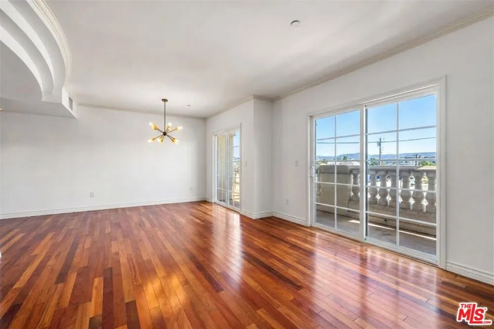 4832 Whitsett Avenue #202 Valley Village, CA 91607