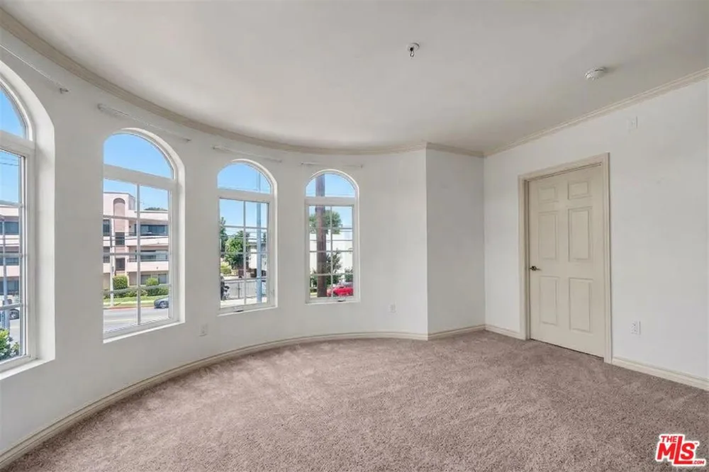 4832 Whitsett Avenue #202 Valley Village, CA 91607