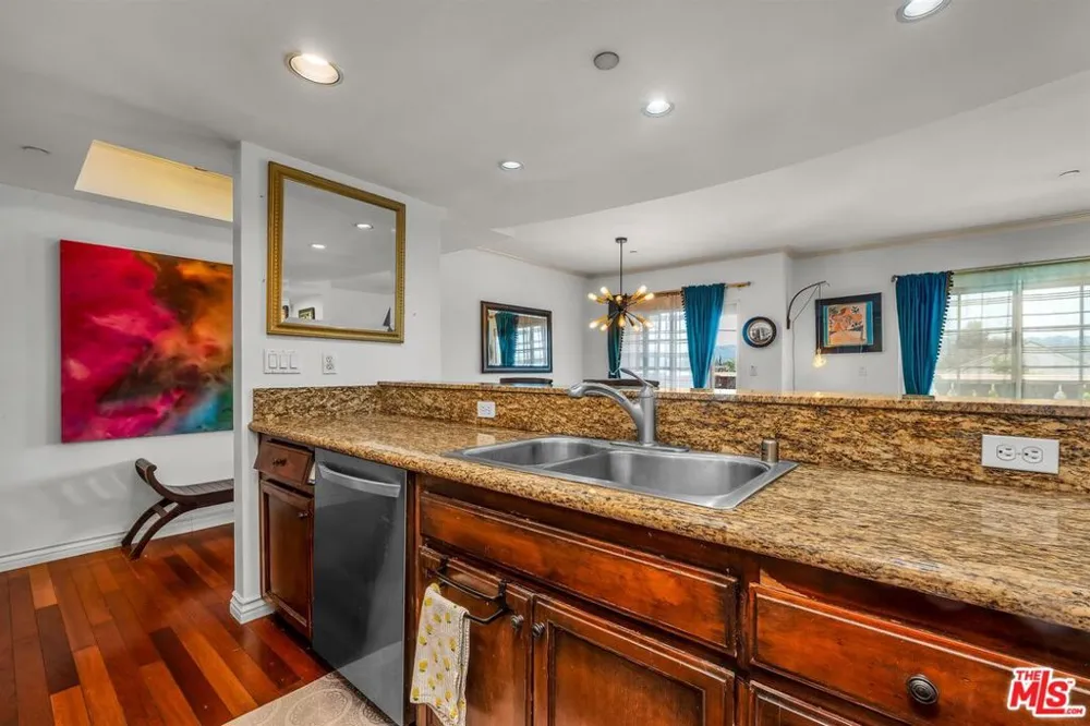4832 Whitsett Avenue #202 Valley Village, CA 91607