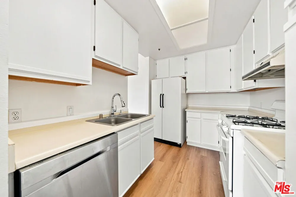 533 S St Andrews Place #404 Los Angeles, CA 90020