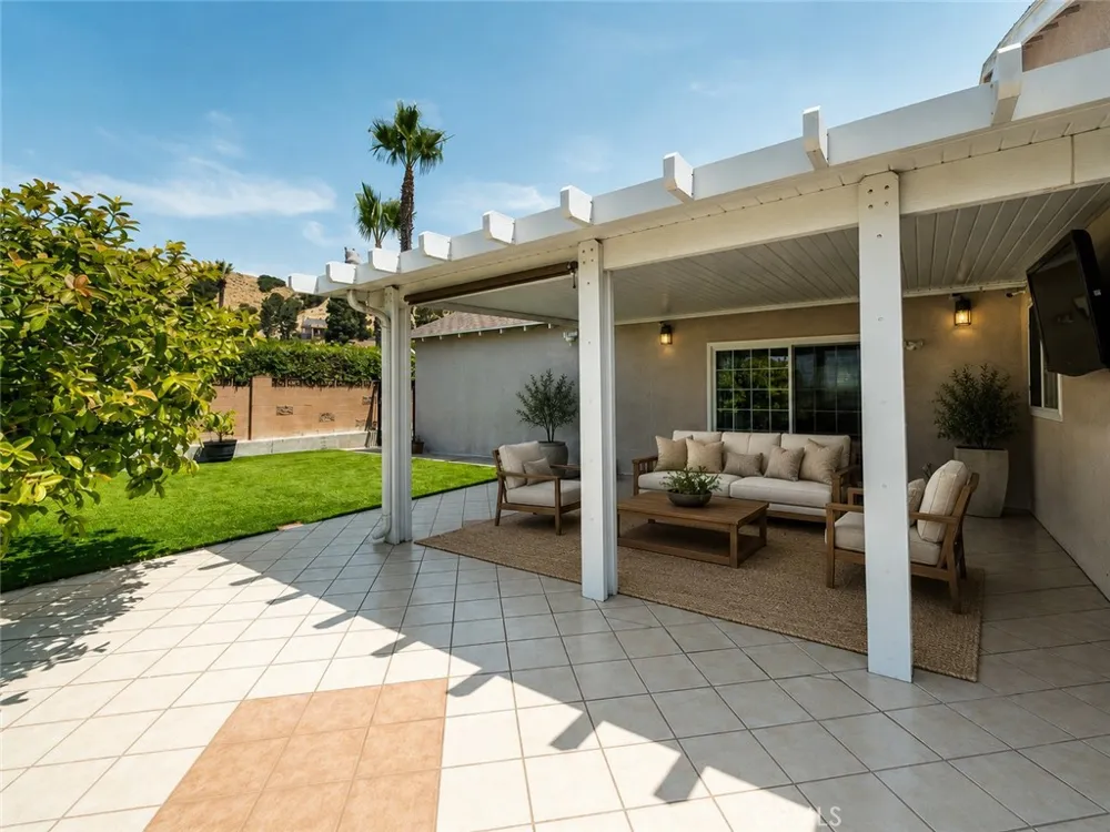 8471 Vine Valley Los Angeles, CA 91352