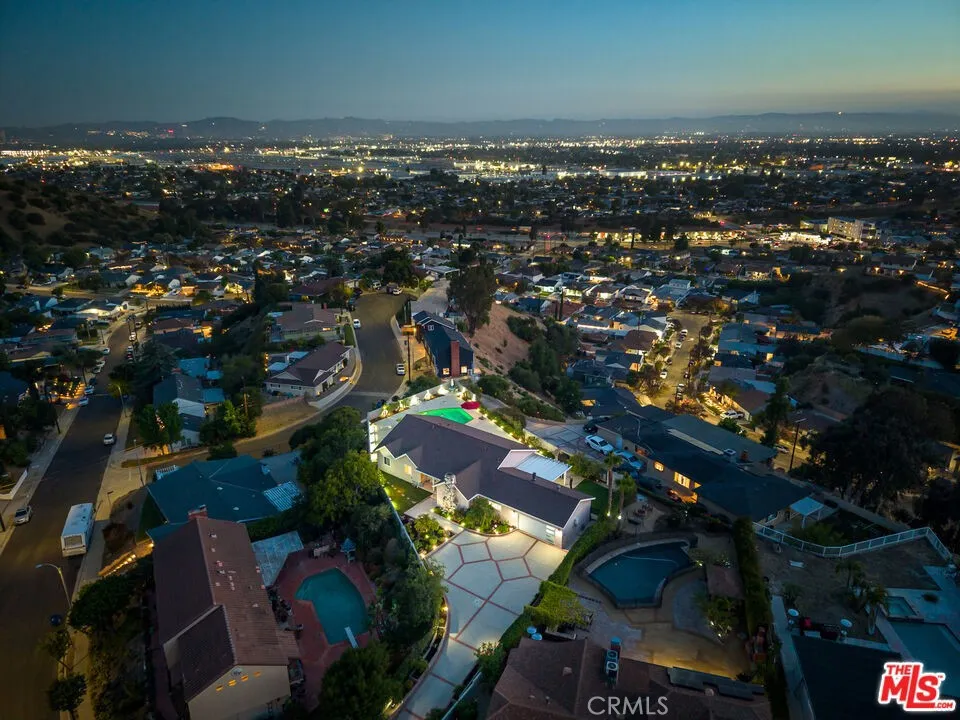 8471 Vine Valley Los Angeles, CA 91352