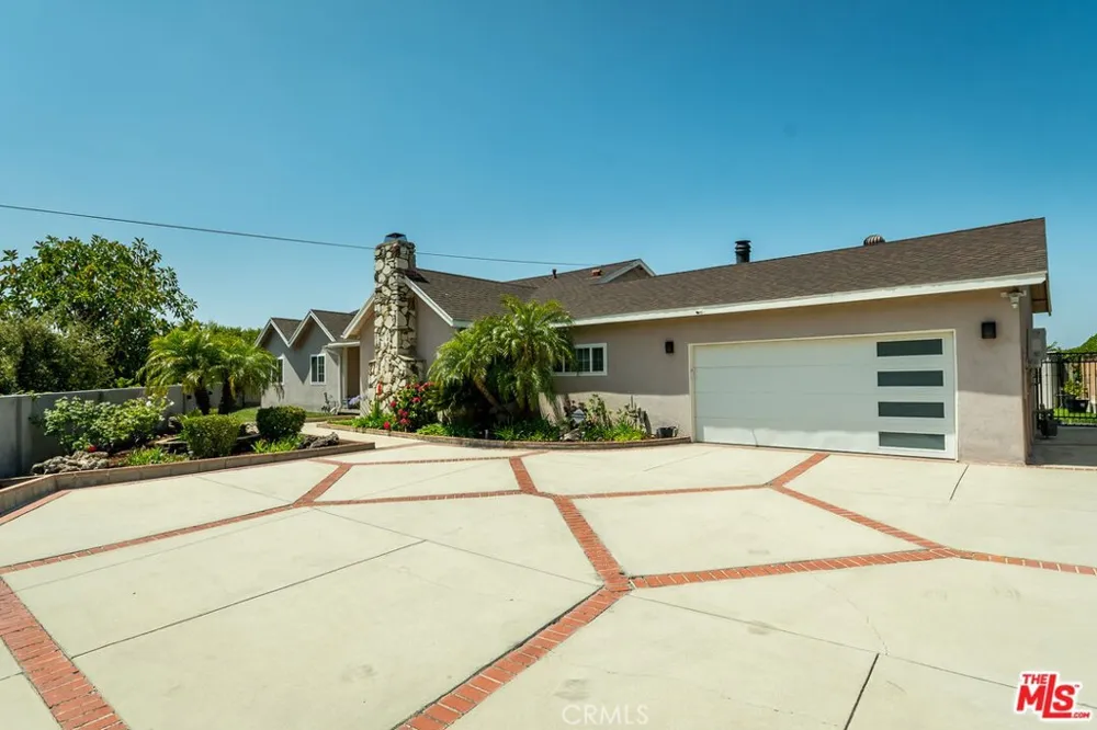 8471 Vine Valley Los Angeles, CA 91352