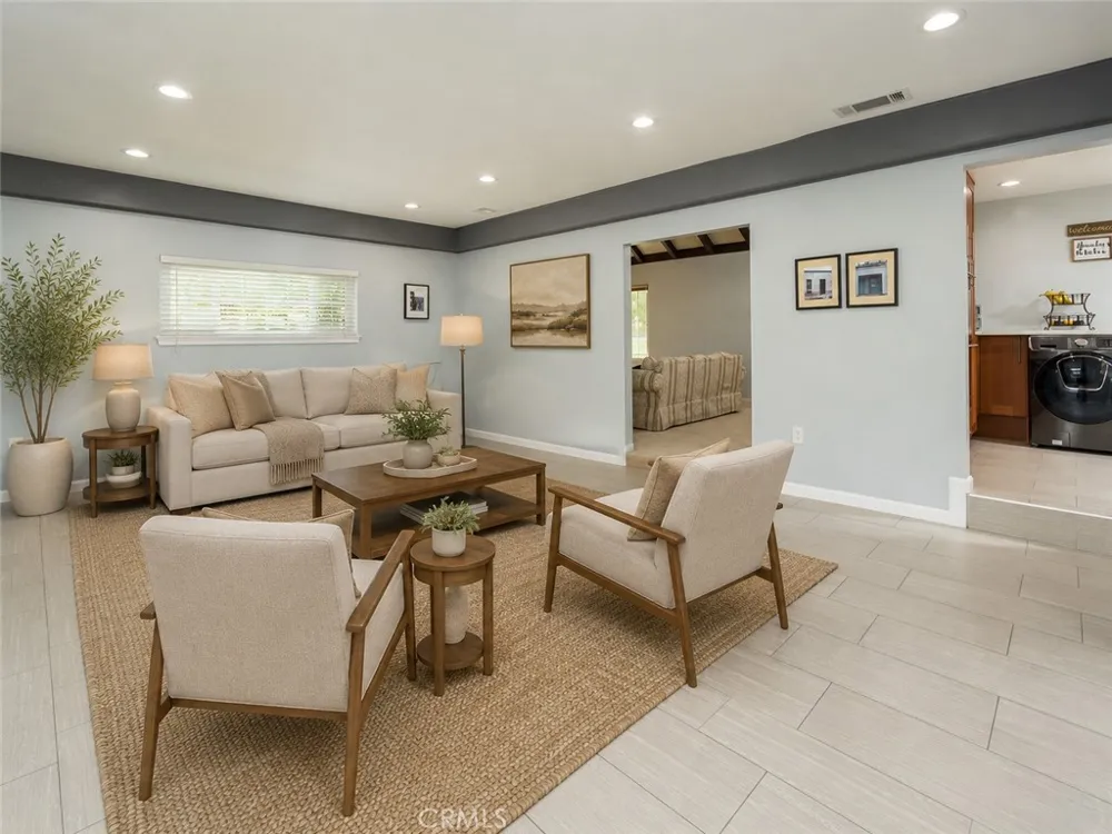 8471 Vine Valley Los Angeles, CA 91352