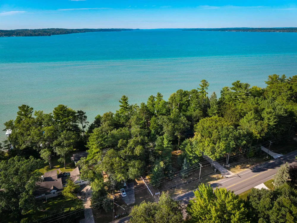 7674 Ladd Drive Clearwater Township, MI 49676