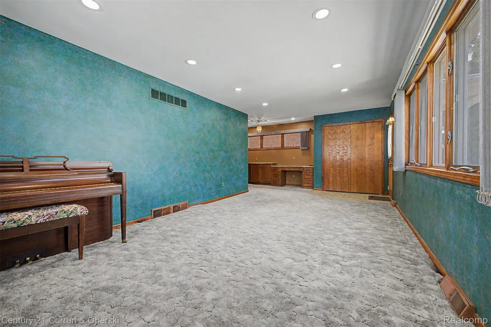 19036 Outer Drive Dearborn City, MI 48128