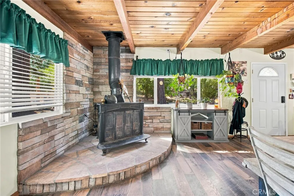 33910 Meadow Ln Green Valley Lake, CA 92341