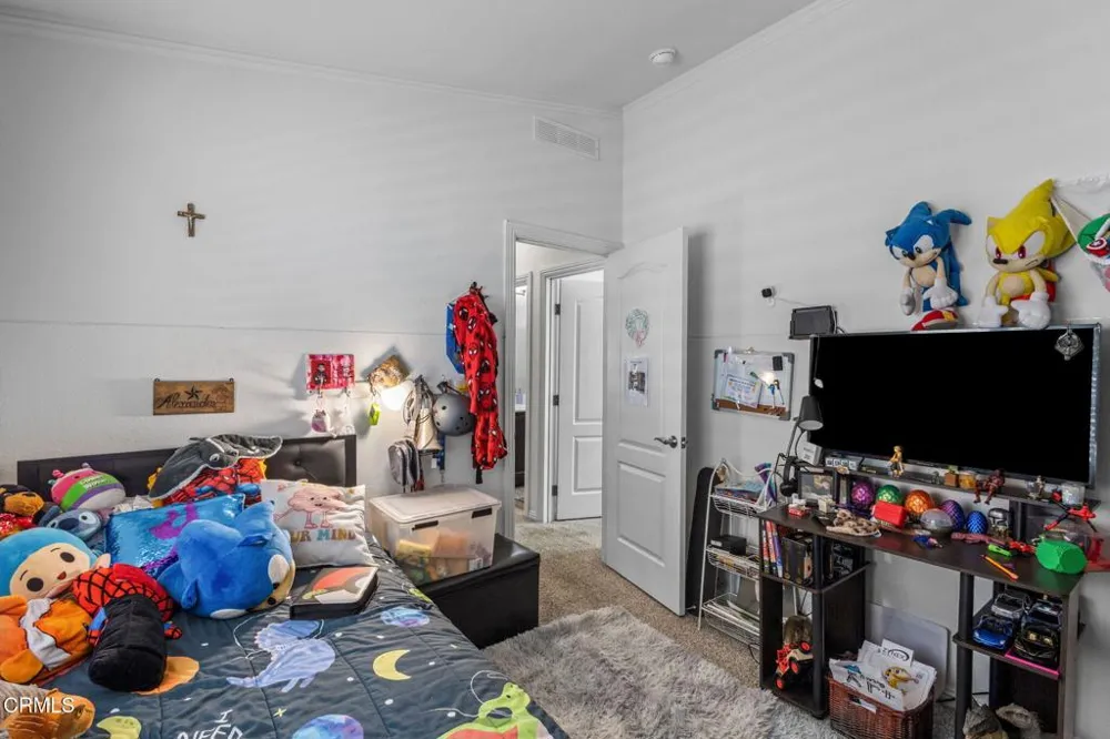 65 ,73 College Drive Ventura, CA 93003
