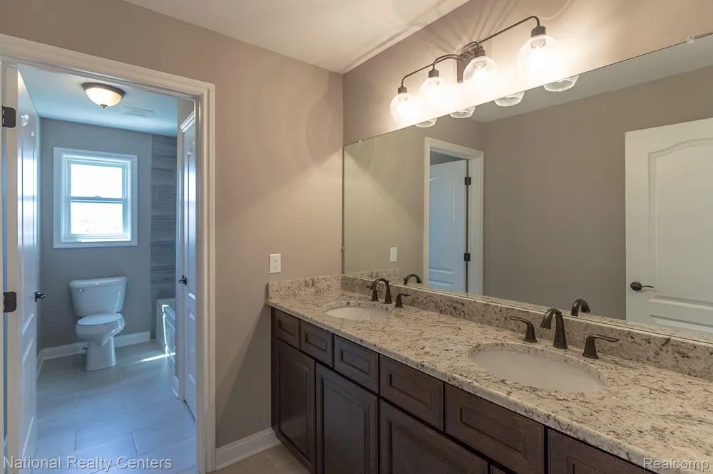925 Guenevere Drive Oxford Charter Township, MI 48371