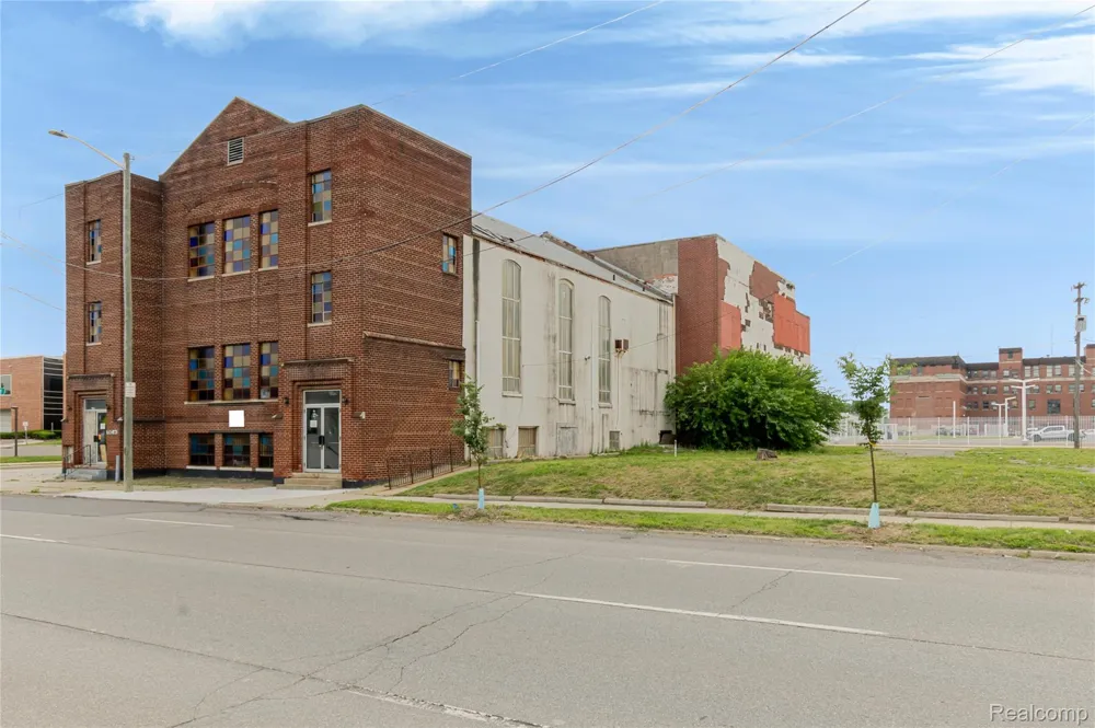 1042 E Warren Avenue Detroit City, MI 48207